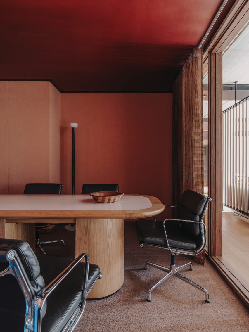 Crosstree Real Estate office by Oskar Kohnen