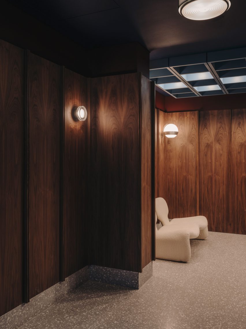 Crosstree Real Estate office by Oskar Kohnen