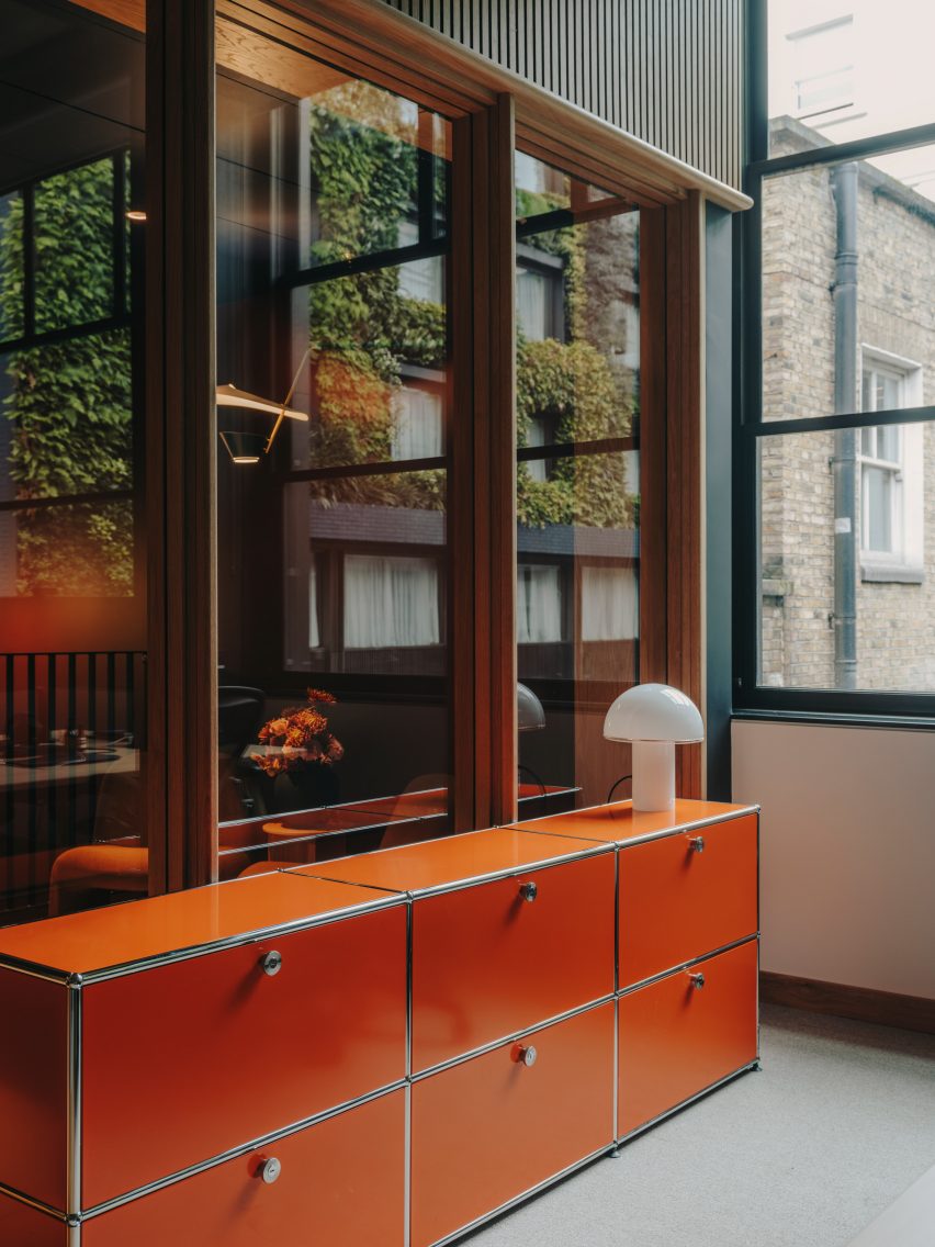 Crosstree Real Estate office by Oskar Kohnen