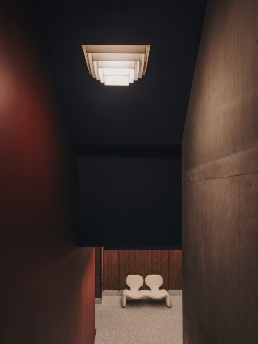 Crosstree Real Estate office by Oskar Kohnen