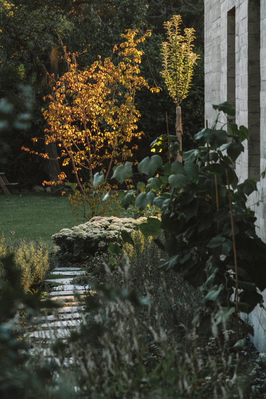Garden of Duplex by Atelier ST