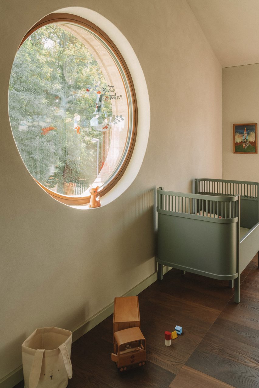 Round window in Duplex by Atelier ST