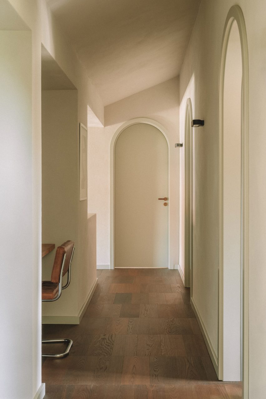 Arched doorways in Duplex by Atelier ST