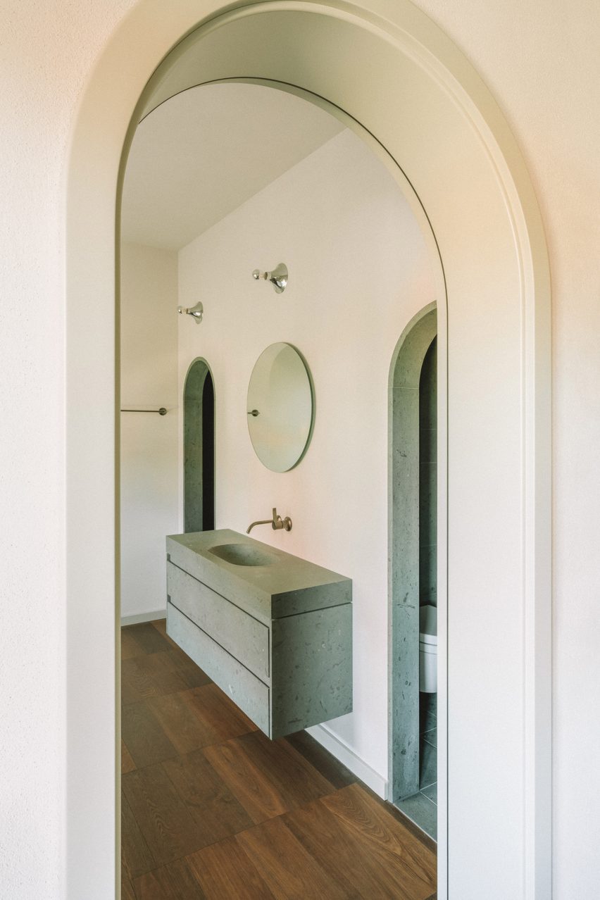 Arched mirror in Duplex by Atelier ST