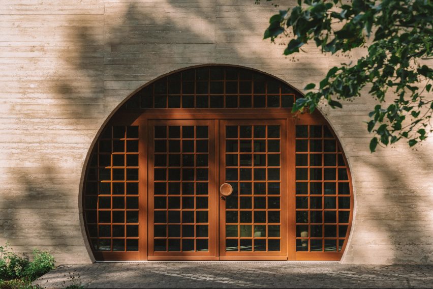Round entrance to Duplex by Atelier ST