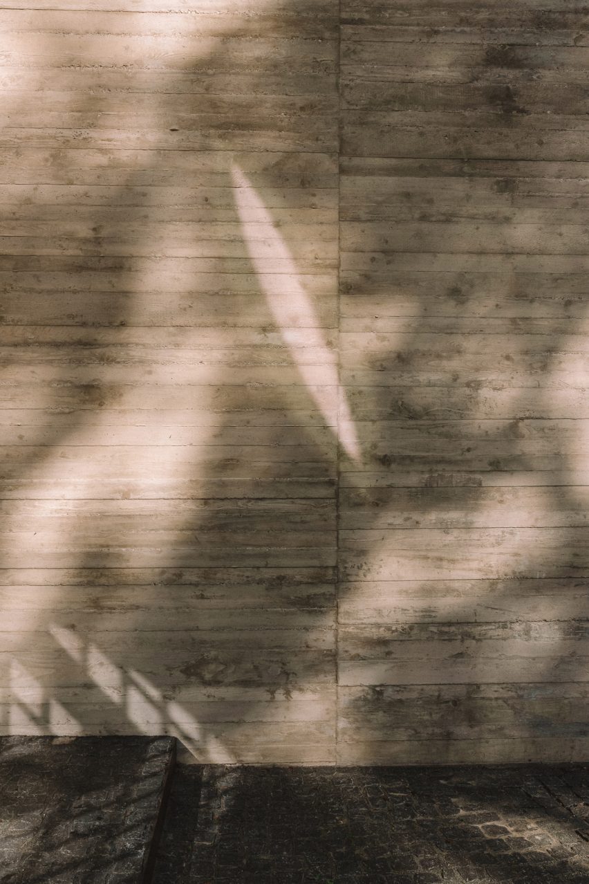 Board-marked concrete in Duplex by Atelier ST