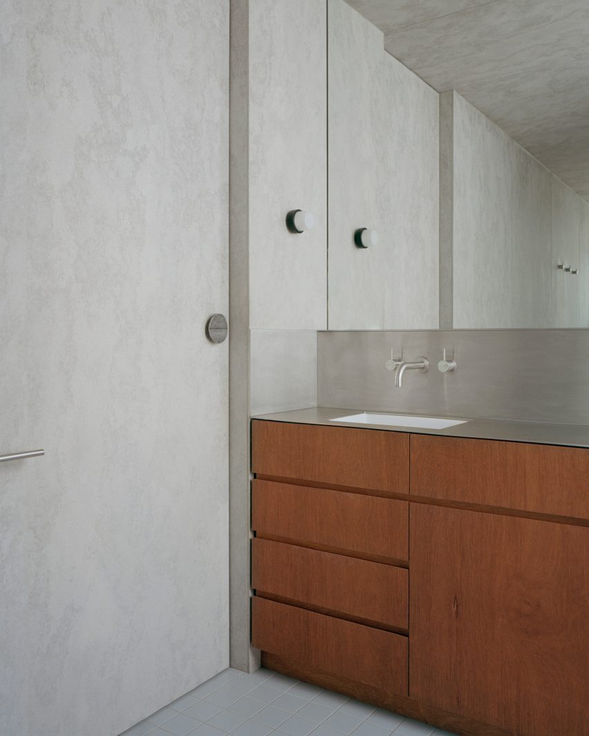 Streamlined bathroom in Mossy Point in New South Wales