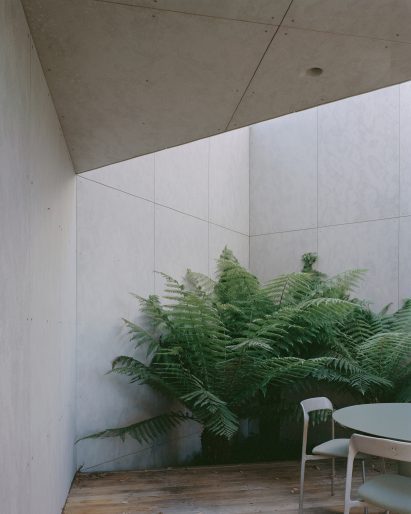Cutout roof and outdoor dining area of Mossy Point in New South Wales by Edition Office