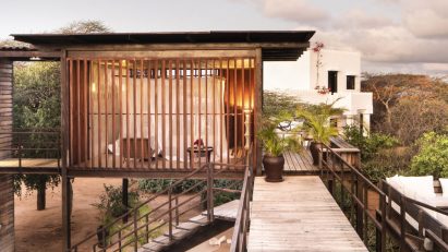 PAT completes off-grid Kenyan holiday home with raised bedrooms