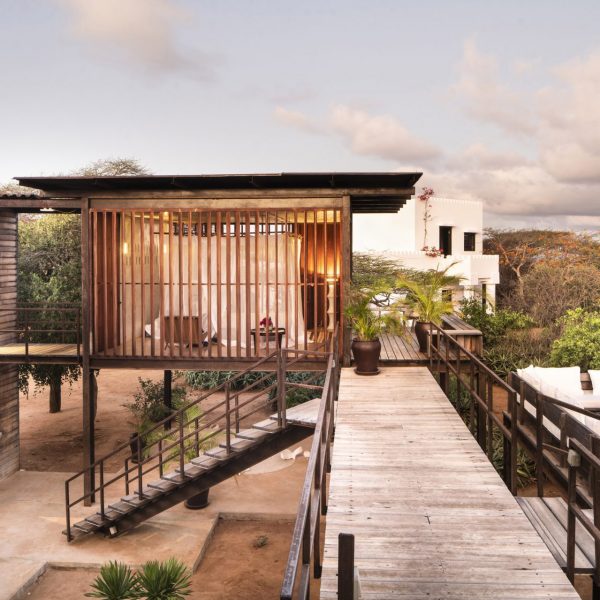 PAT completes off-grid Kenyan holiday home with raised bedrooms