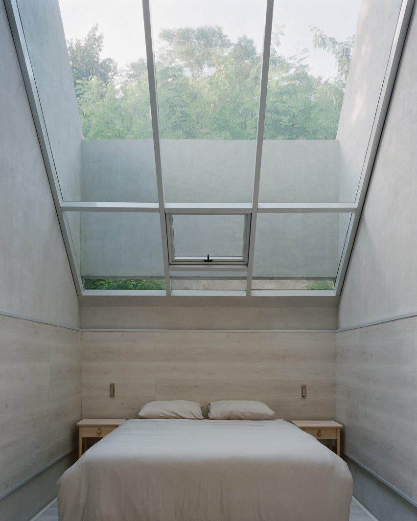 Bedroom with skylight at FR House in the Philippines by CAZA