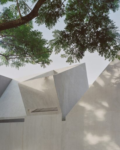 Concrete exterior of FR House in the Philippines by CAZA