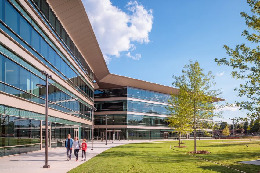 Two glass volumes with overhang