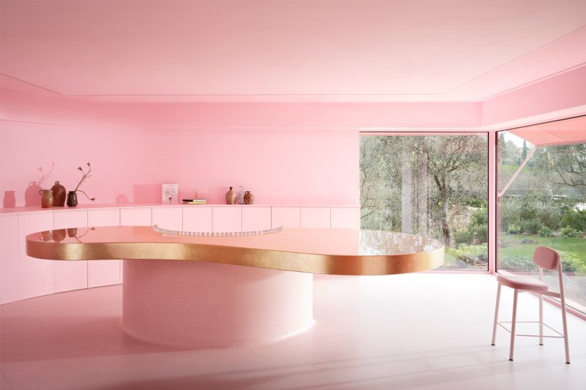 Pink interior of Domaine de la Rosa Lancôme villa