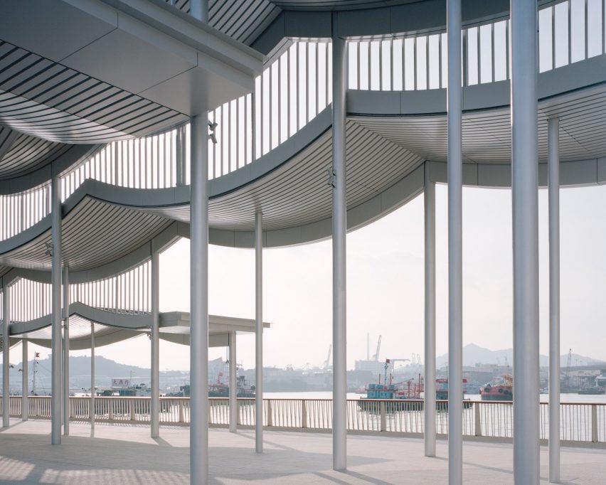 Undulating roof over a promenade in Hong Kong