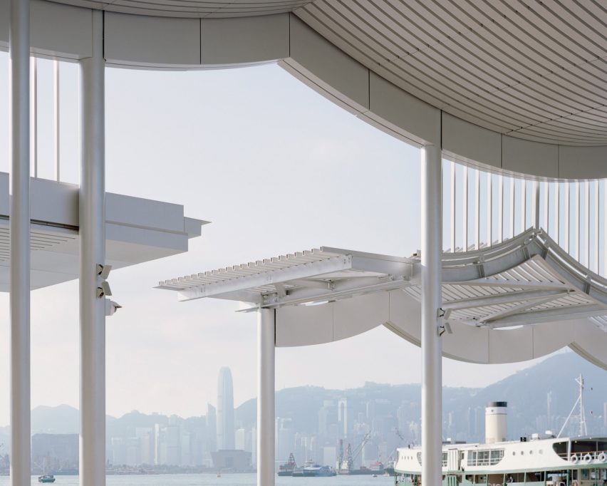 Undulating steel canopy over a promenade
