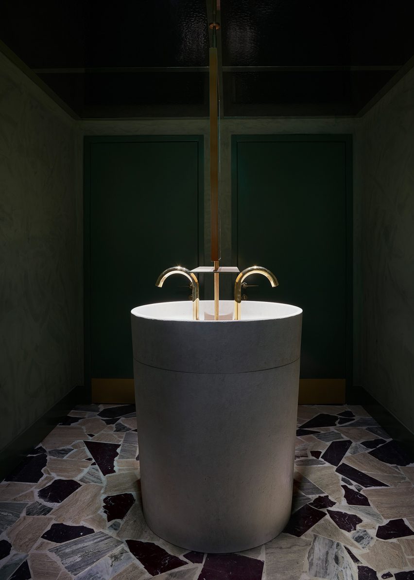Oka Fogo bathroom