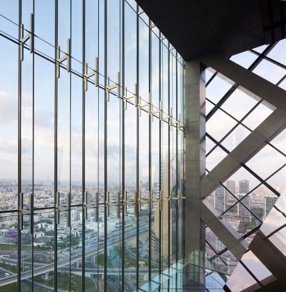 Glass cantilever above a road in Dubai