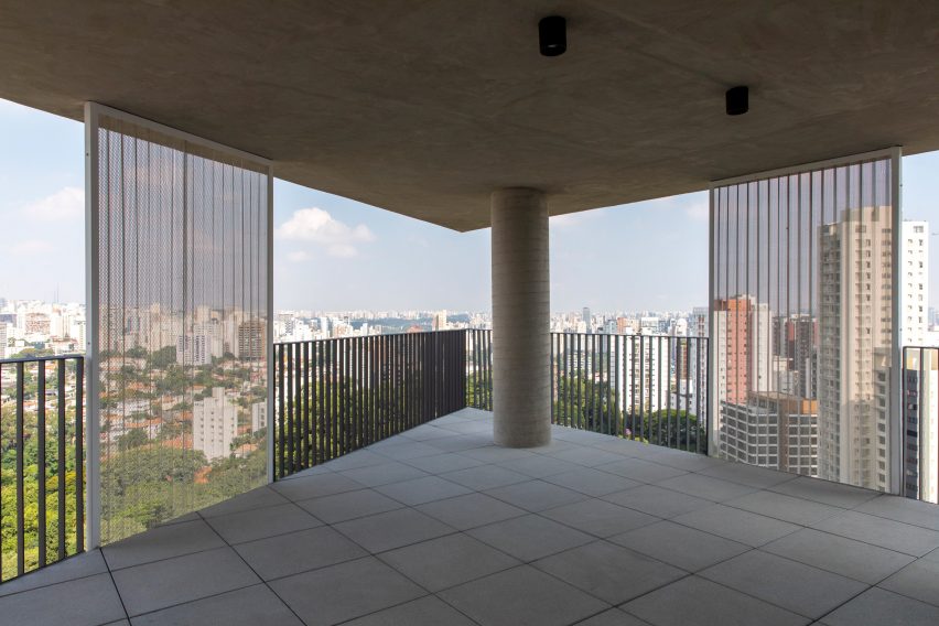 Balcony at Onze22 tower by Triptyque