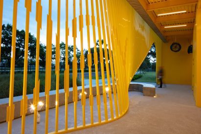 A wavey metal lattice wall