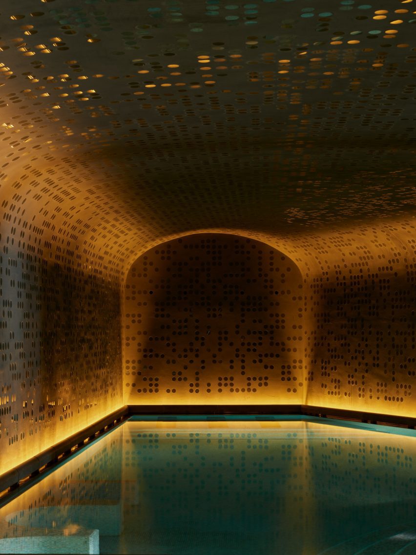 Infinity pool and spa at Lake Como, Italy, by Herzog & de Meuron