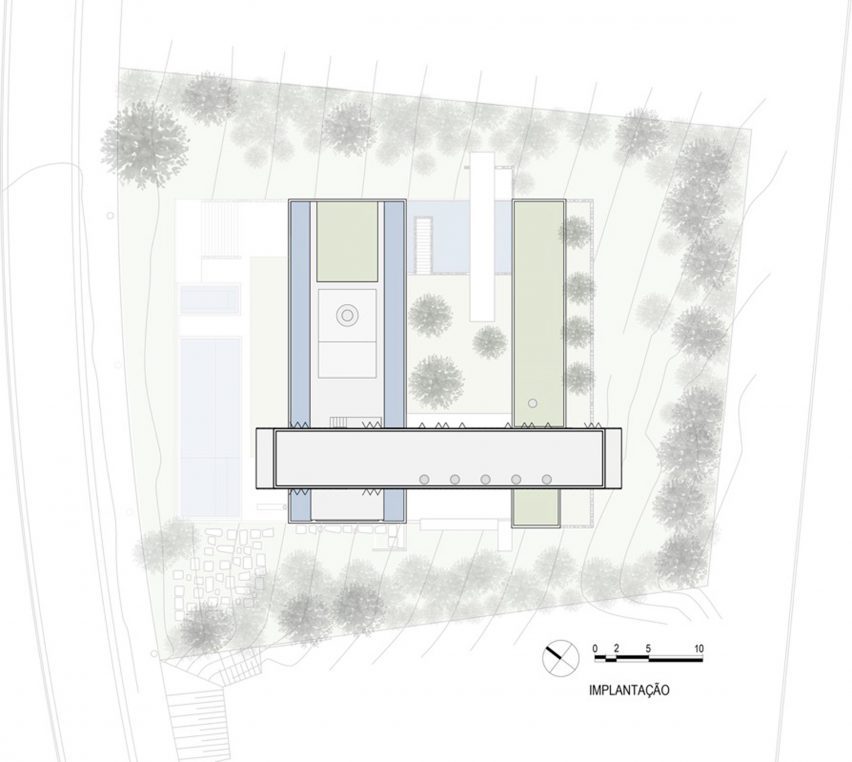 Cantilever level plan