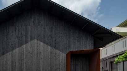 Slow uses charred wood to clad “hut-like” home in Japan