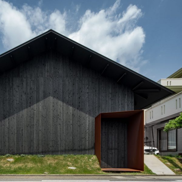 Slow uses charred wood to clad “hut-like” home in Japan