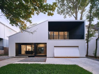 House in North Carolina with large windows and glass doors