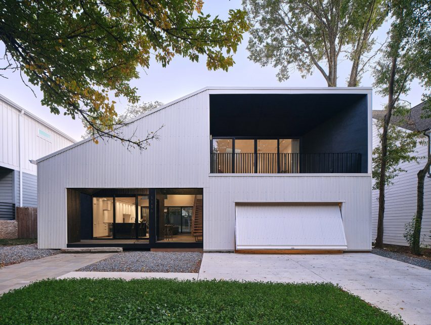 House in North Carolina with large windows and glass doors