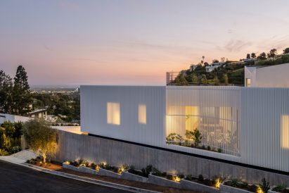 Linear house with white screens on facadde