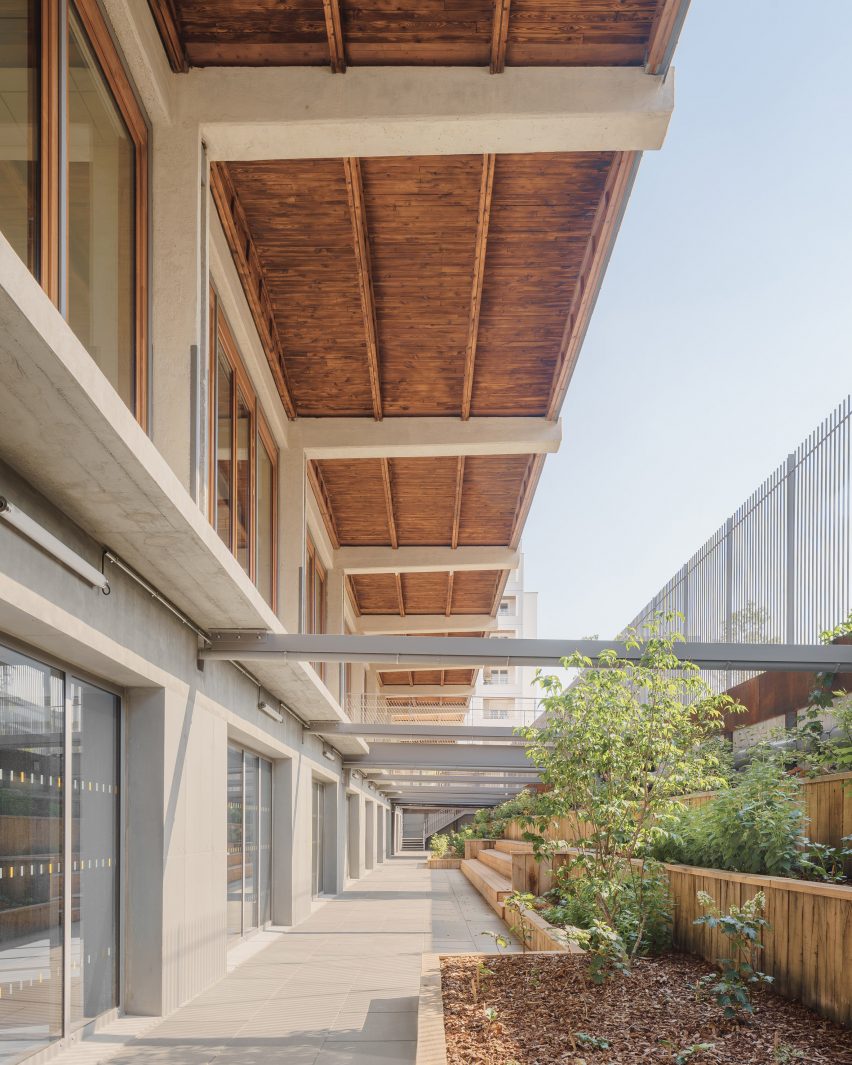 Outdoor walkway at the Eugenie Brazier school by Vurpas Architectes