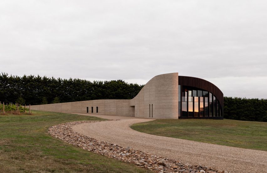 House in Melbourne with a curving rammed earth wall