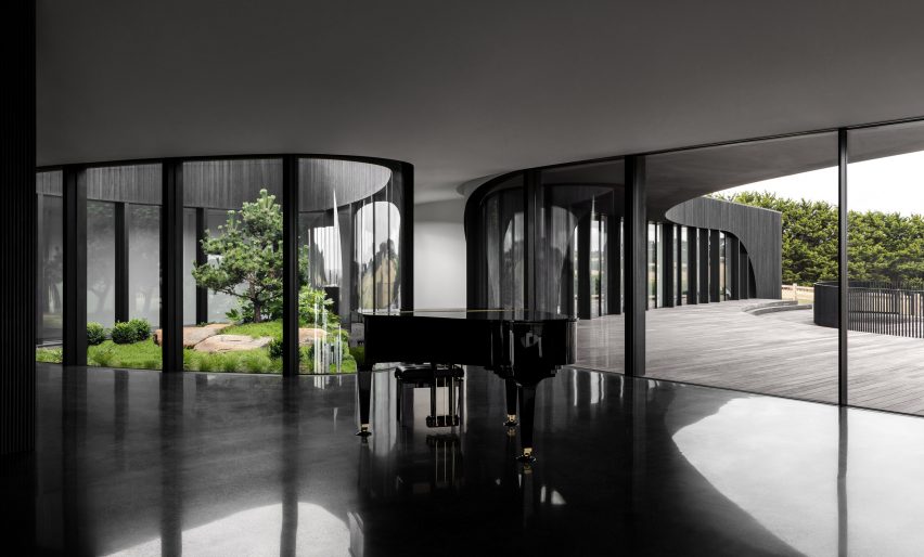 Black home interior with an atrium by Wood Marsh