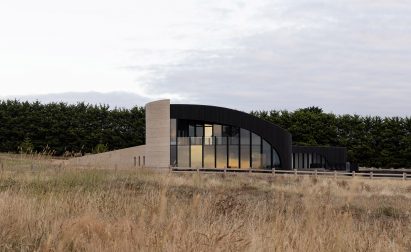 Sculptural Peninsula House by Wood Marsh