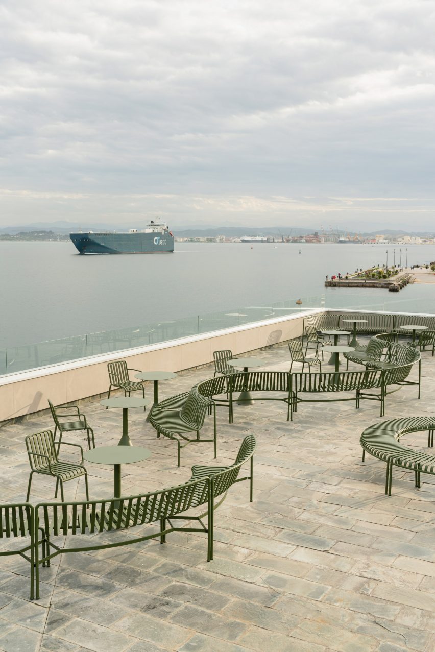 Terrace of brutalist restaurant in Spain by Zooco Estudio