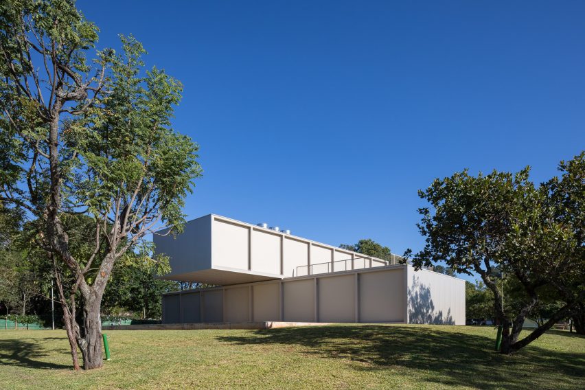 A residence in Brazil with movable screen