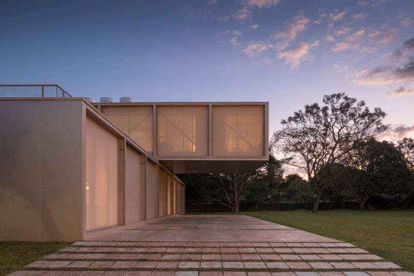 A house made of two stacked volumes