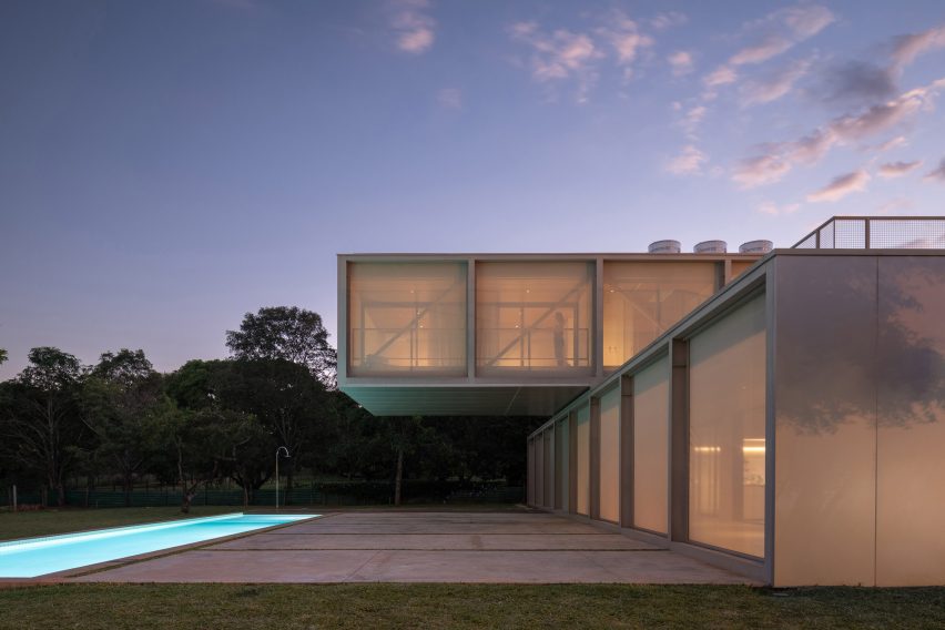 A house made of two stacked volumes