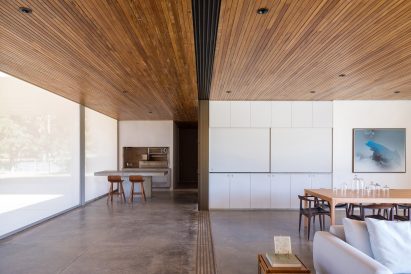 A living room with wood ceiling