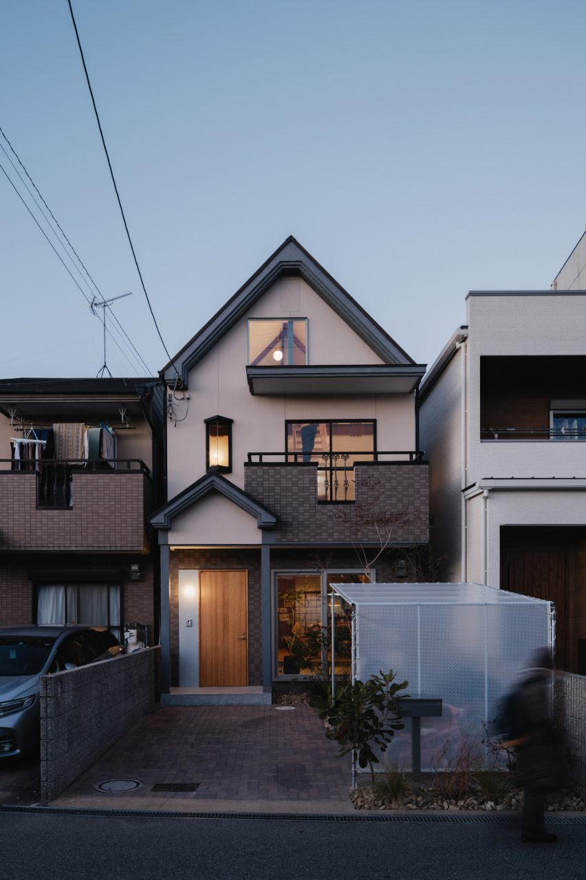 House in Hattori-tenjin by Akio Isshiki Architects