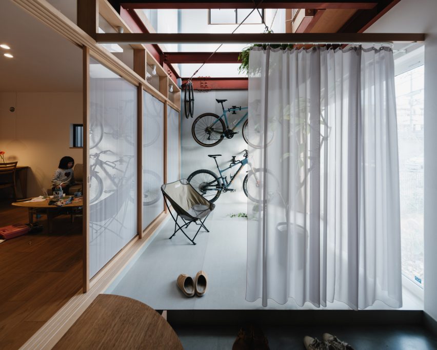 House in Hattori-tenjin by Akio Isshiki Architects