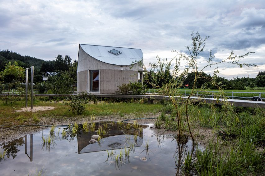 Concrete house in South Korea by Hoji Gangneung
