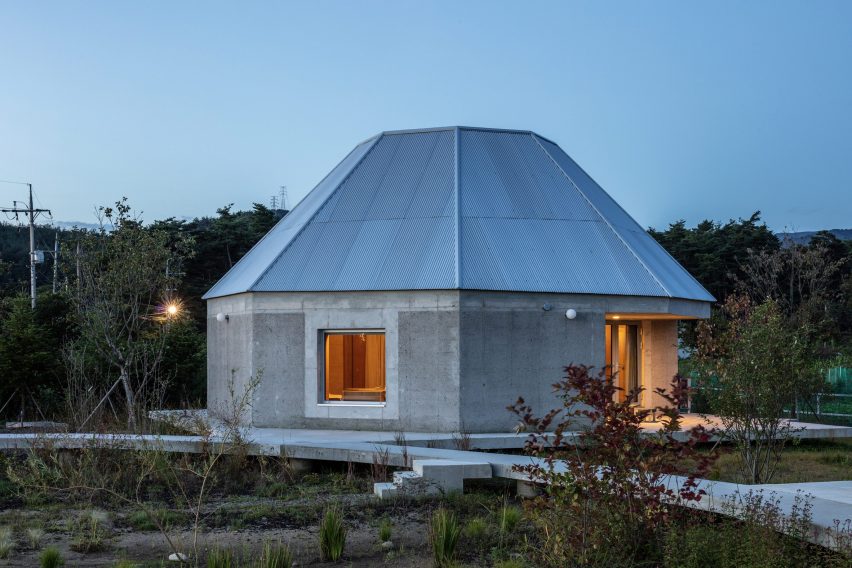 Octagonal concrete home by AOA Architects