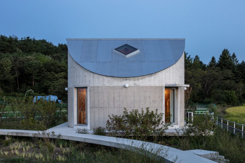 Rounded concrete home by AOA Architects