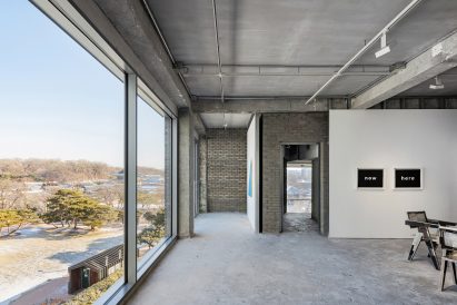 Lounge area in Seoul by Schemata Architects