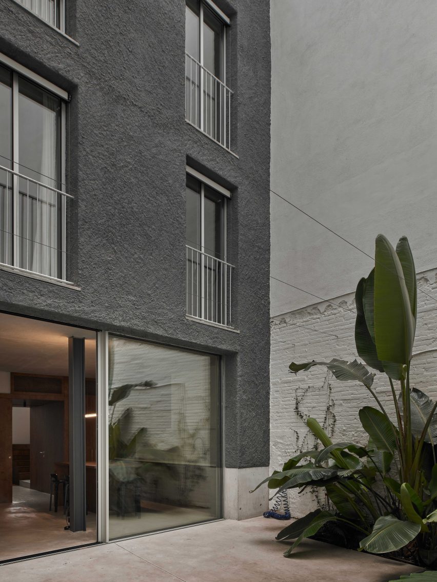 Exterior of Bolívar House in Barcelona by Juan Gurrea Rumeu of Gr-os