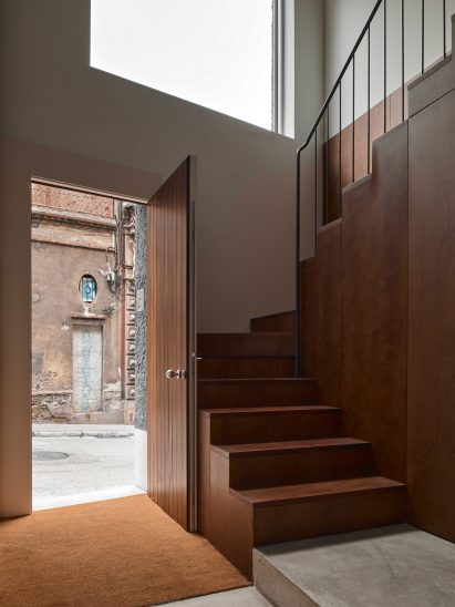 Entrance of house in Barcelona by Juan Gurrea Rumeu of Gr-os