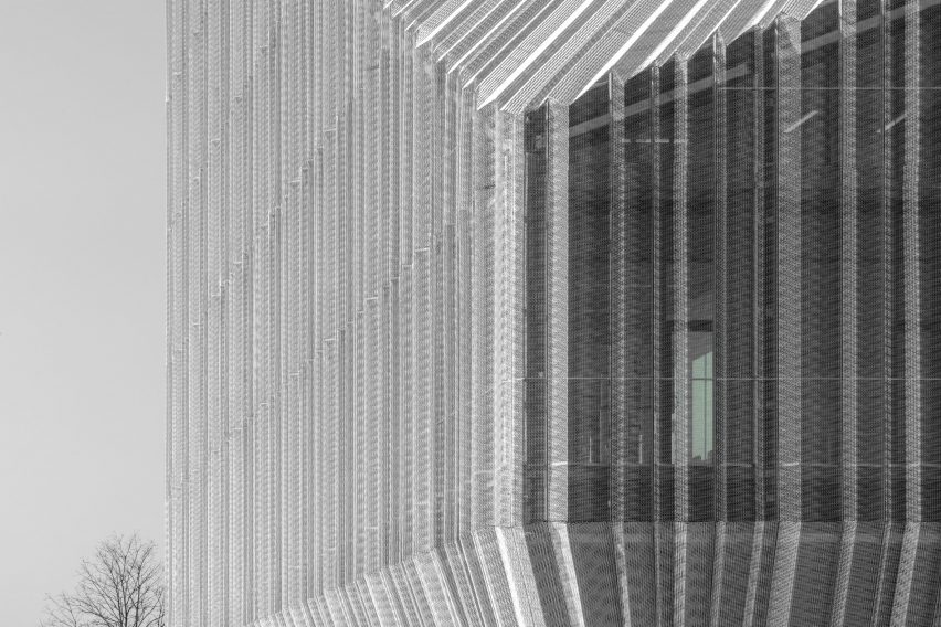 Pleated aluminium mesh facade