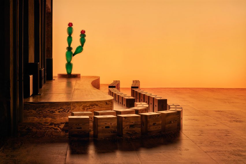 Desert lighting on runway set